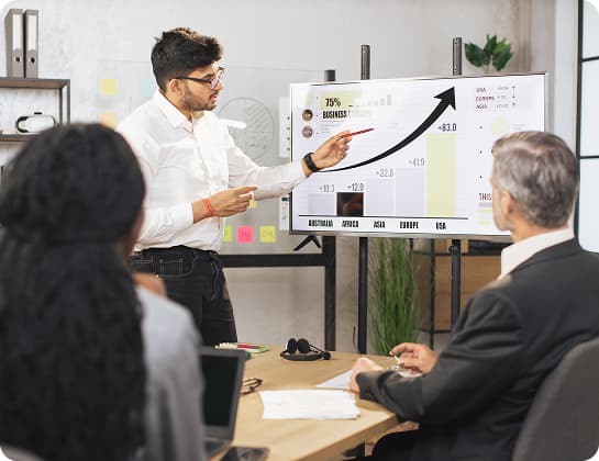 Equipo siguiendo integraciones y automatizaciones en dashboards