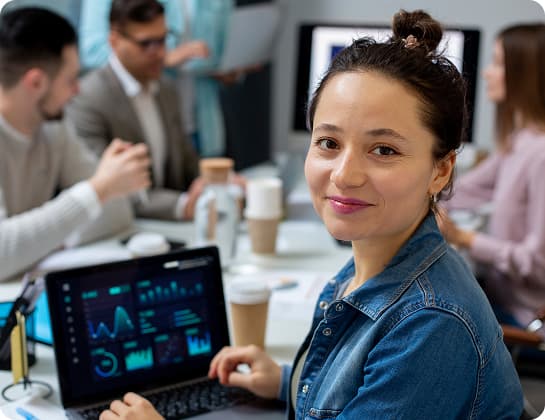 Especialistas configurando automatizaciones en un dashboard