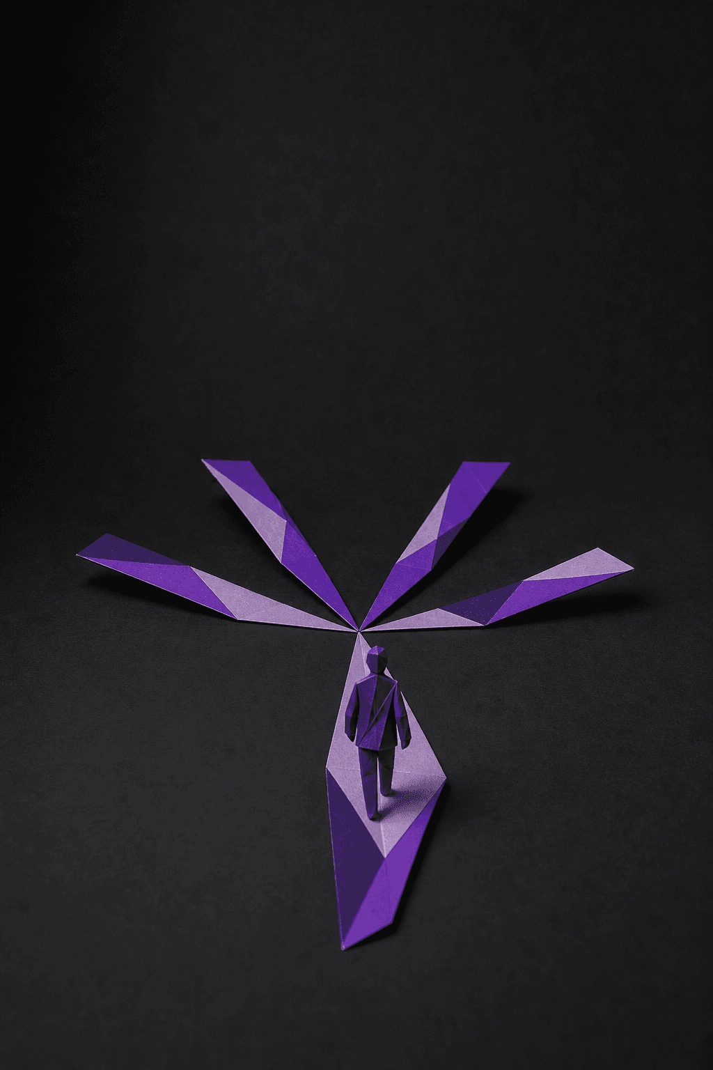 Cinco rutas de papel saliendo de un mismo punto, cuatro tumbadas y una en pie, con la figura siguiendo por la que quedó